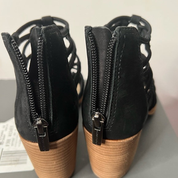 Vince Camuto - Picture 4 of 7